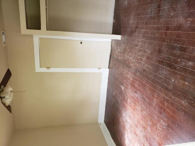 Building Photo - 319 E Nelson St