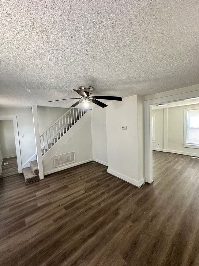 Building Photo - Single Family Home Available Almost Immediately!