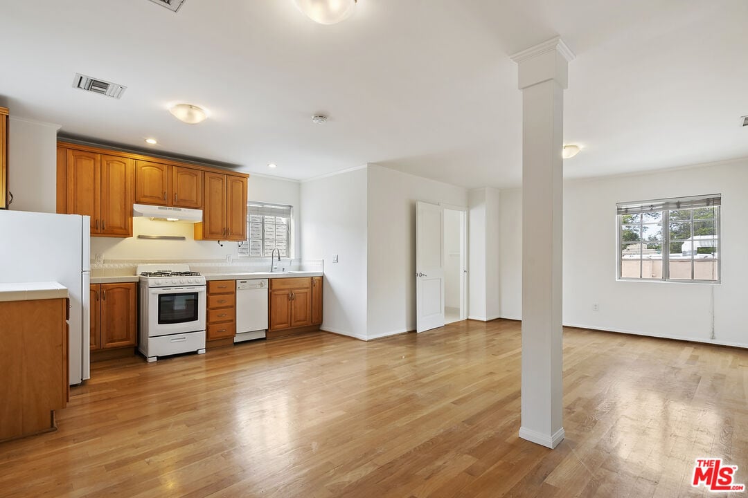 Primary Photo - 2026 Glendon Ave