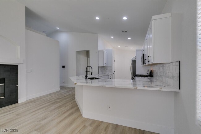 Foto del edificio - 823 Wintersweet Rd