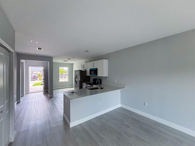 Foto del edificio - 17048 Byron Ave