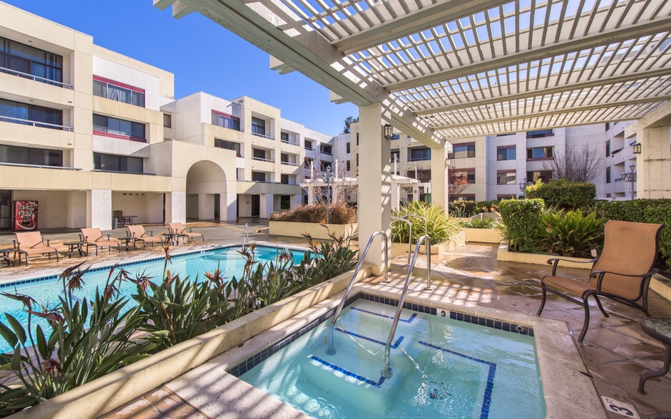 The Colonnade Apartments