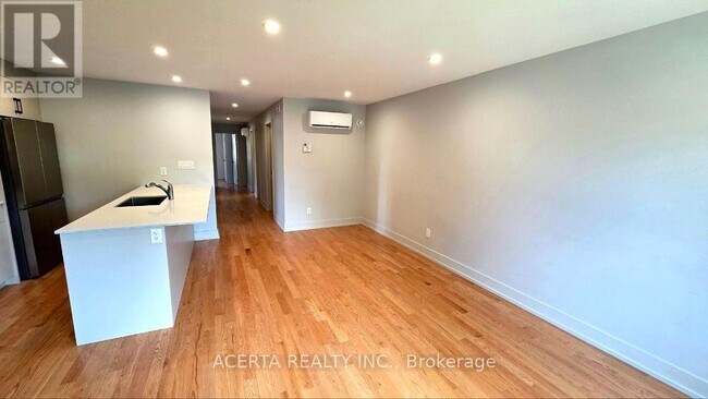 Photo du bâtiment - 1250 Trenton Ave
