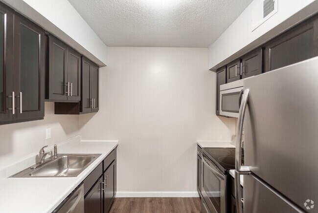 2BR, 2BA - 900 SF - Vetra 5480