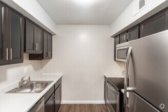 2BR, 2BA - 900 SF - Vetra 5480