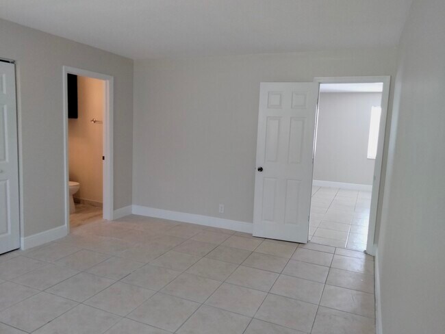 Building Photo - 564 Holly Dr