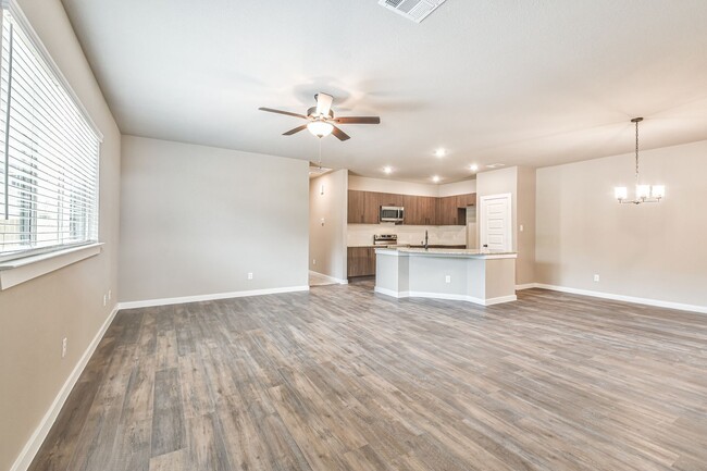 Building Photo - Beautiful Magnolia Home!