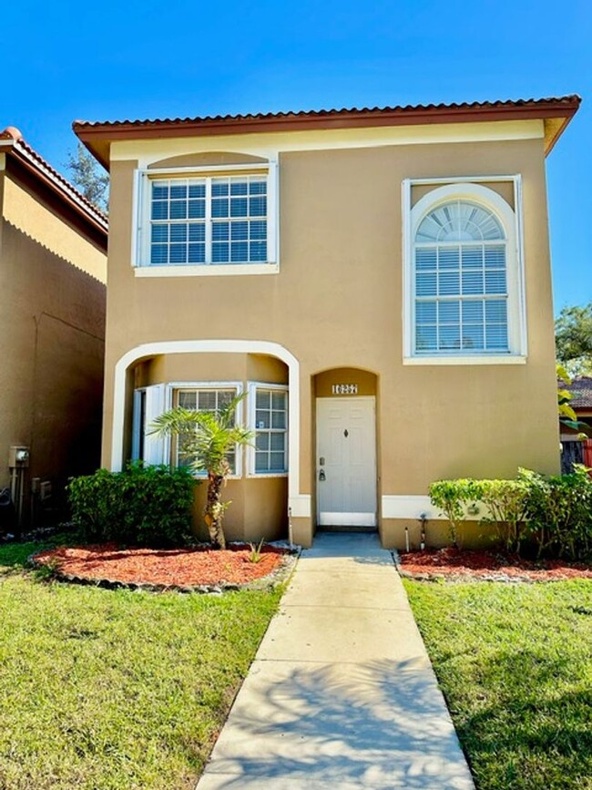 Foto del edificio - Beautiful Townhouse in Weston