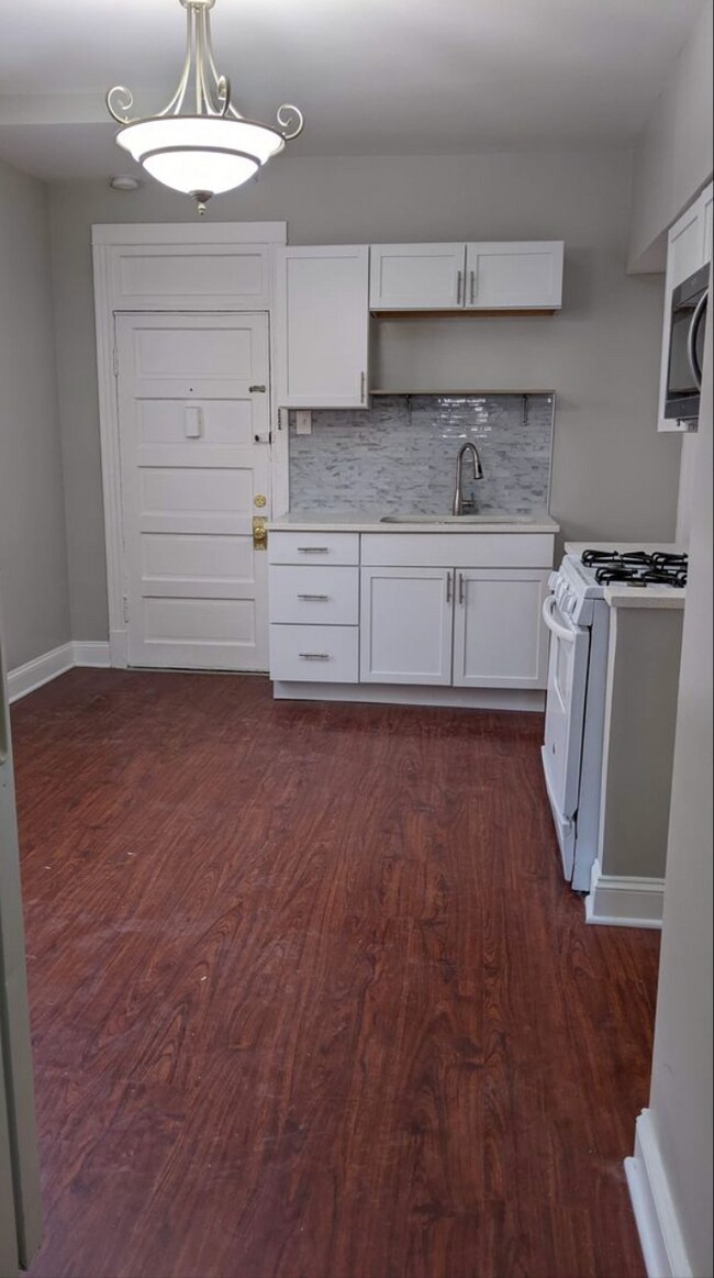 Building Photo - 2526 N Lotus Ave