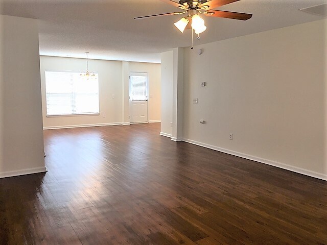 Foto del edificio - 124 Larkspur Drive