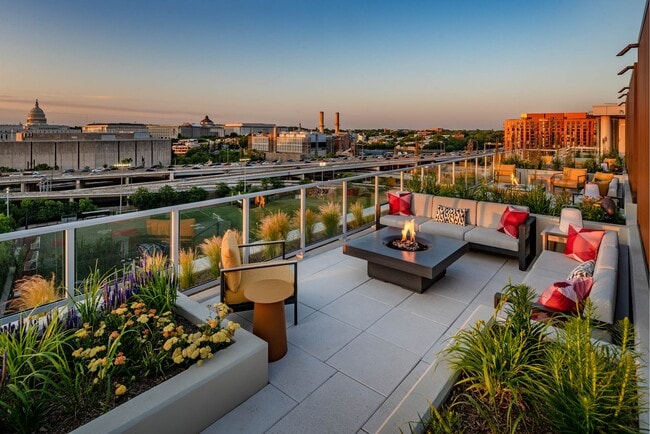 Building Photo - Gallery 64