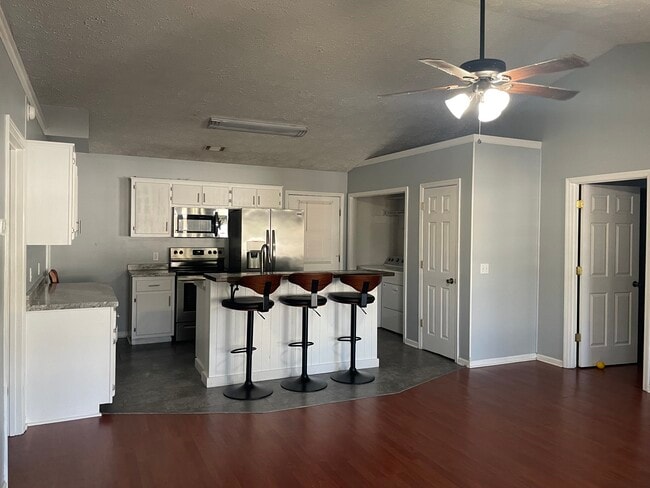 Building Photo - 301 E Cedar St