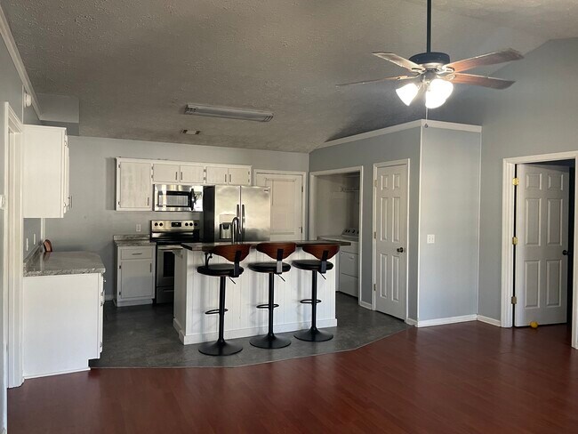 Foto del edificio - 301 E Cedar St