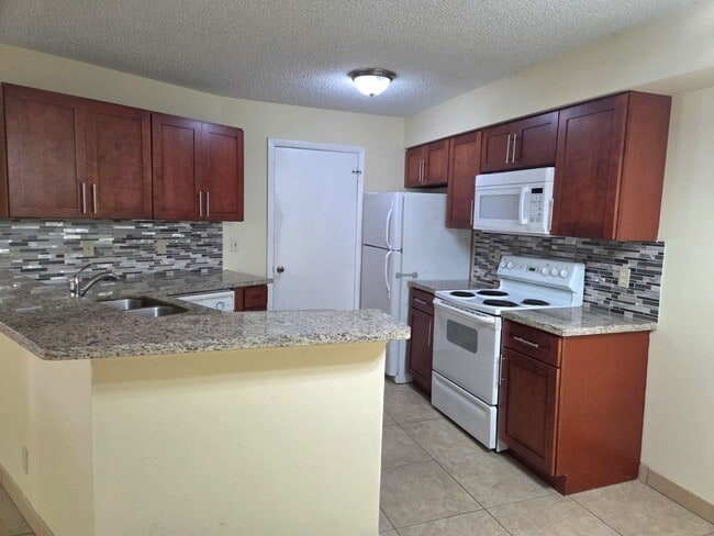 Foto del edificio - Upgraded 2BR/2BA – Gated Community, Great Amenities!