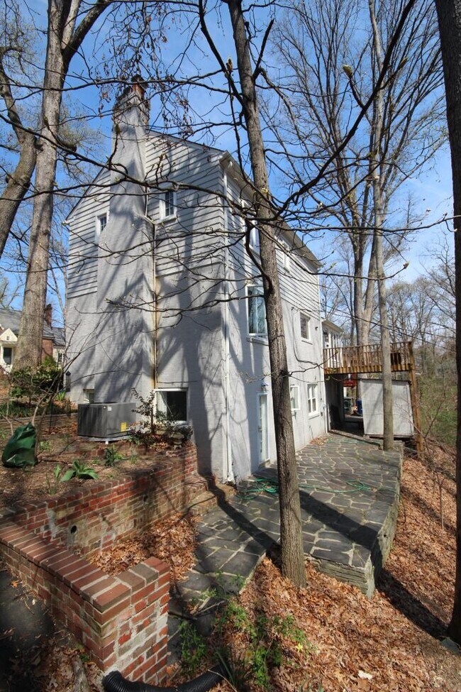 Foto del edificio - 3207 Circle Hill Rd