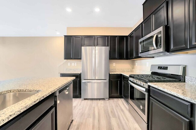 Foto del edificio - Desirable Southwest Townhome: Luxury Living!