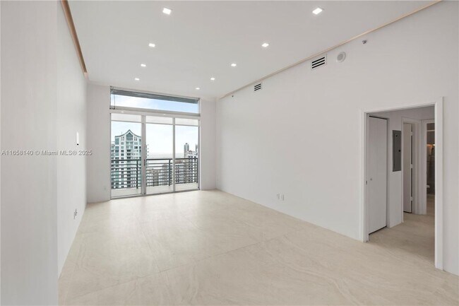 Foto del edificio - 335 S Biscayne Blvd