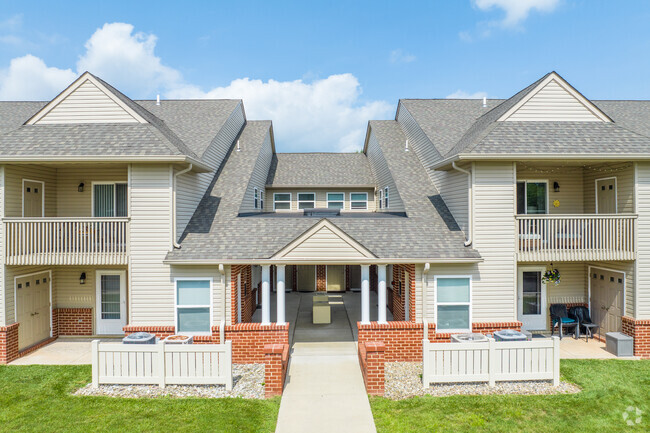 Fox Ridge Apartments Covered Courtyard - Fox Ridge/ Fox Ridge at Lakeside Apartments