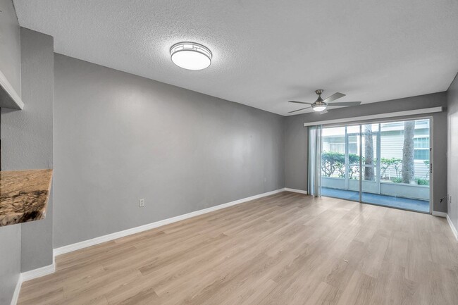 Building Photo - NEWLY RENOVATED CONDO CLOSE TO BEACH AND S...