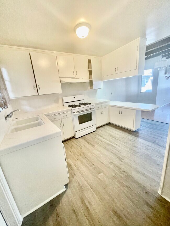 kitchen - 2530 Hermosa Ave