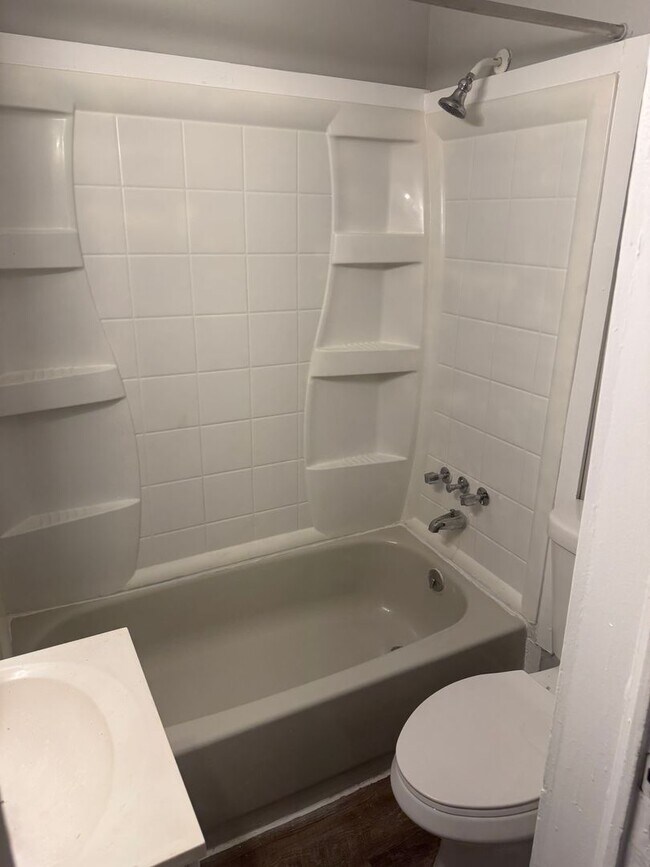 Foto del edificio - 1 Bedroom, 1 Bathroom Apartment Located on First Floor -- Ready For Move-In!