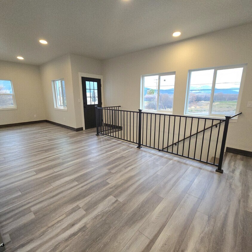 Foto principal - Newer 2 bedroom, 2 bathroom duplex