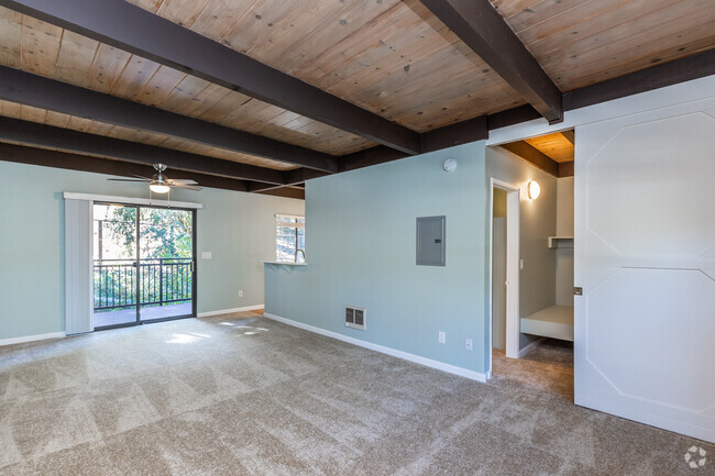 2nd Floor Studio - 550SF - South Knoll Apartments