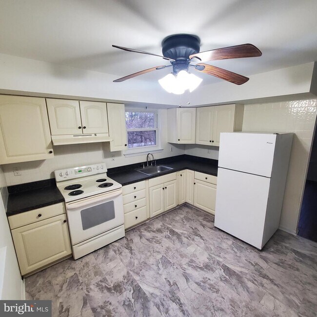 Foto del edificio - 921 Woodview Dr