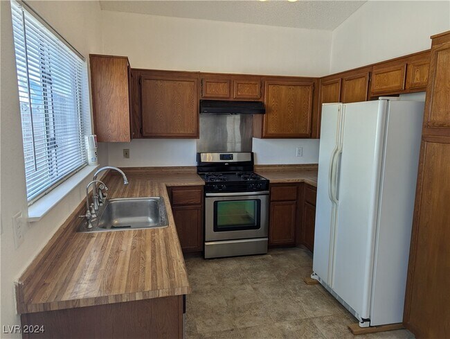 Foto del edificio - 4390 Faberge Ave