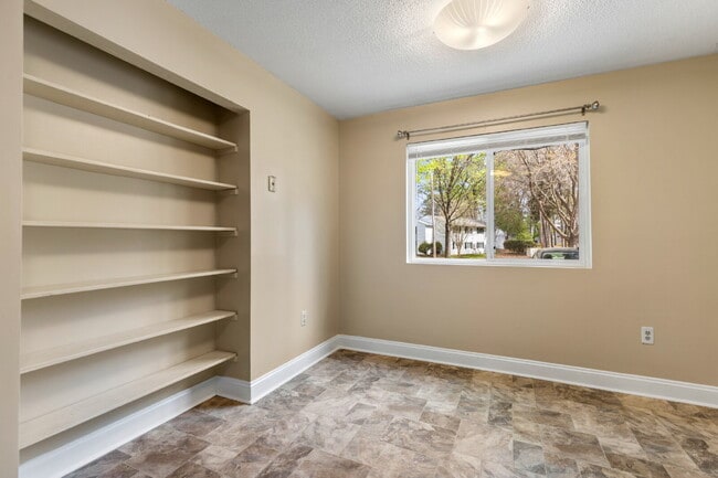 Foto del edificio - $200 Off First Month Updated 2BR Ground Level Condo Minutes for I77 in Rock Hill!