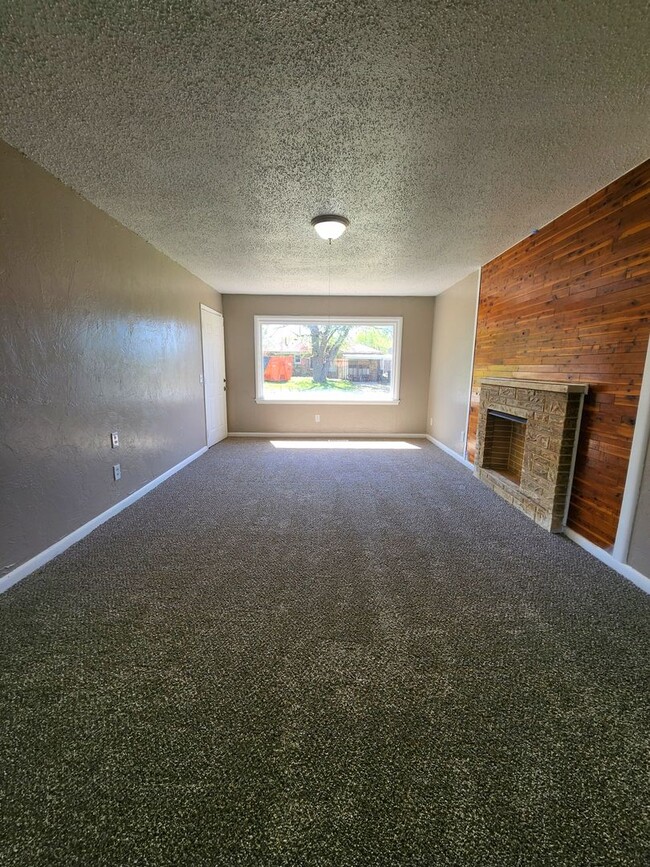 Building Photo - Welcome to your new 4-bedroom, 1.5-bathroo...