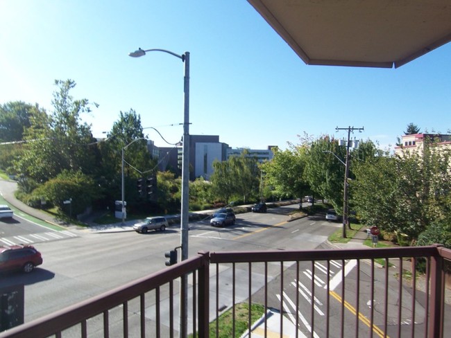 Building Photo - Duplex in Seattle
