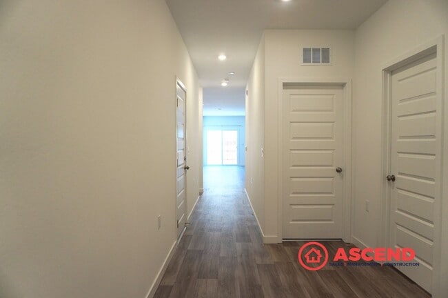 Building Photo - Spacious 4 Bed/2 Bath Brand New Build! in Bakersfield's Desirable 93311 Area — Solar, Garage & Fu...