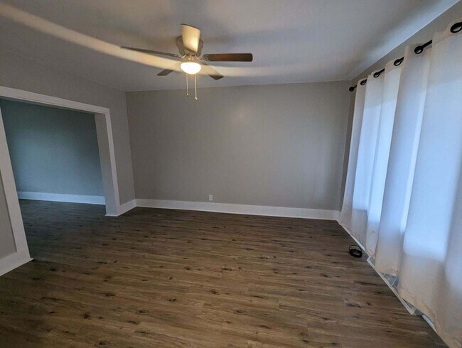 Foto del edificio - 2 Bedroom House on Quiet Street with priva...