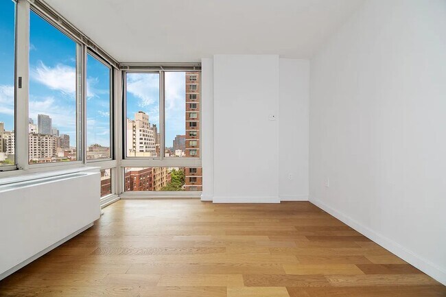 Building Photo - 260 W 54th St