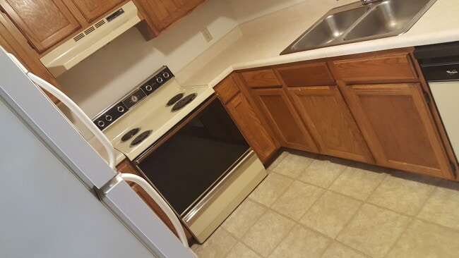 Building Photo - 2 bed 1 bath duplex w/ 1 car garage! Lawn ...