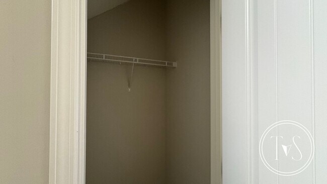 Foto del edificio - RATE DROP ALERT (was $2400/month) and SUMM...
