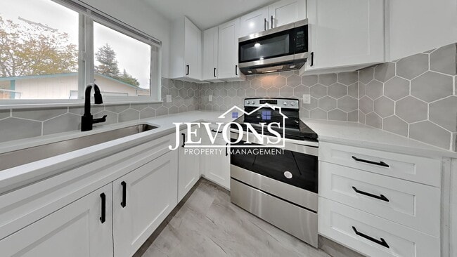 Building Photo - 6114 N 49th St