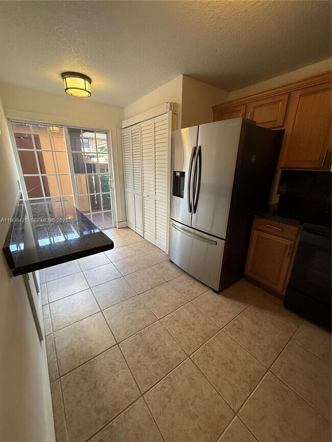 Foto del edificio - 9986 Royal Palm Blvd