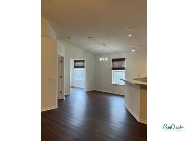 Foto del edificio - Well-kept 3/2 with fenced in yard.
