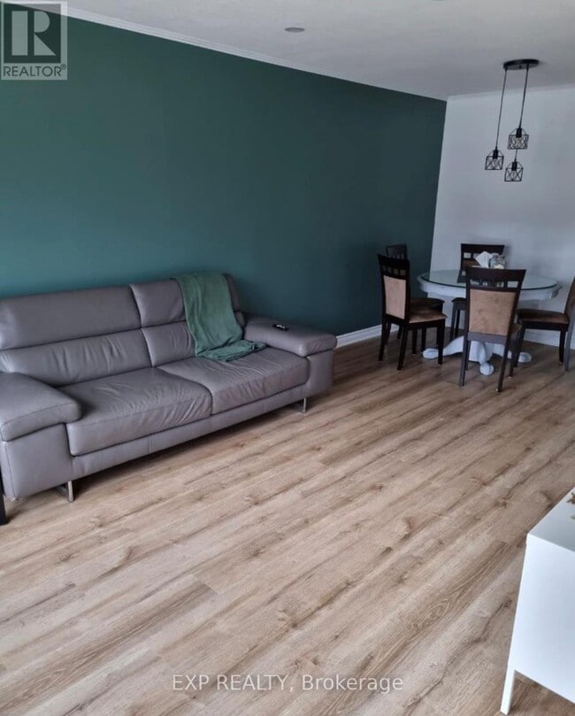 Photo du bâtiment - 256 Silverbirch Dr