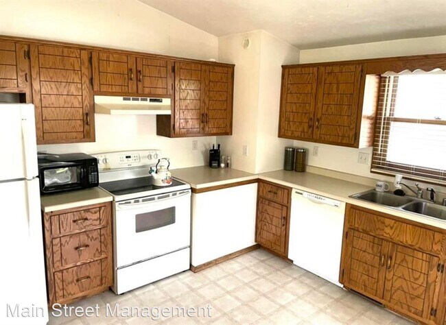 Building Photo - 2 br, 1.5 bath House - 1002 Green Ridge Dr.