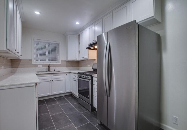 Building Photo - 1311 N Orange Dr