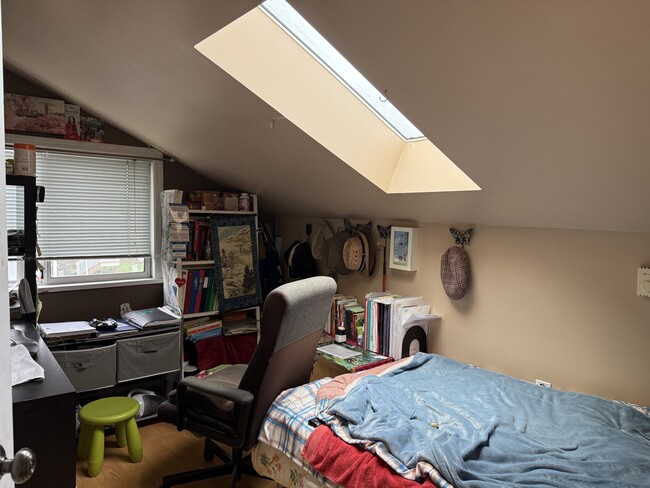 Photo du bâtiment - 5715 Royal Oak Ave