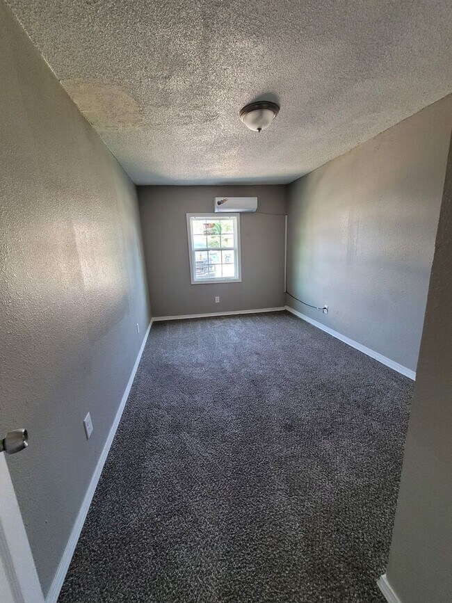 Building Photo - 4 Bedroom House Available