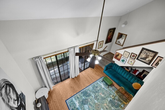 Foto del edificio - this well-maintained townhome features 2 bedrooms and 2 bathrooms