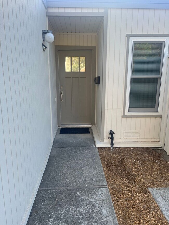 Foto del edificio - Charming Fully Remodeled 3 Bedroom, 2 Bath...