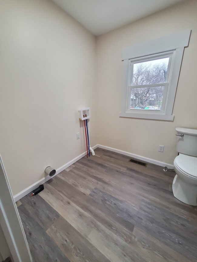 Master Bathroom/Laundry - 905 W High St