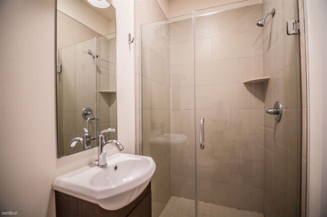 Foto del edificio - 3 br, 2 bath Triplex - 3842 LANCASTER AVE ...