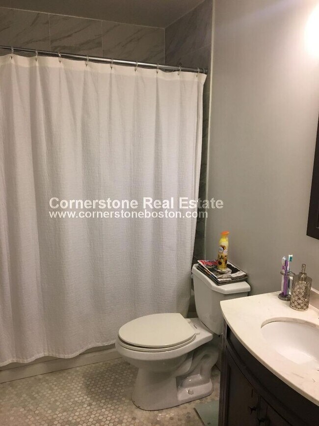 Foto del edificio - Laundry in unit! Spacious 9/1